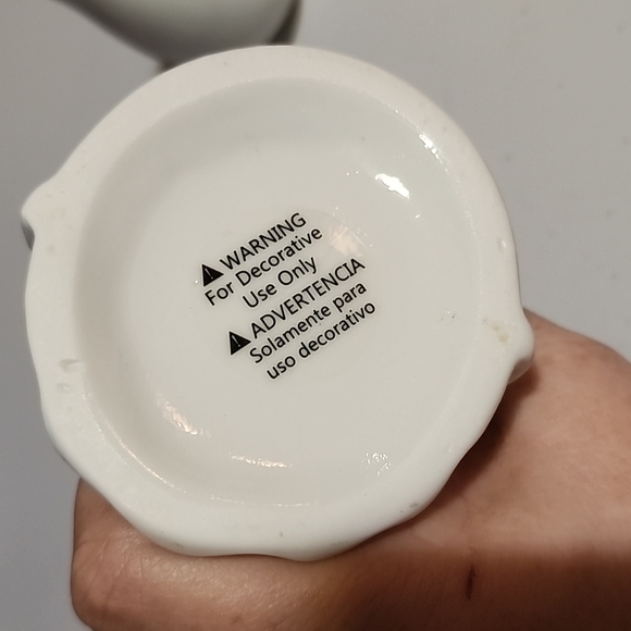 ASSORTMENT OF WHITE CERAMICS. - Picture 13 of 13